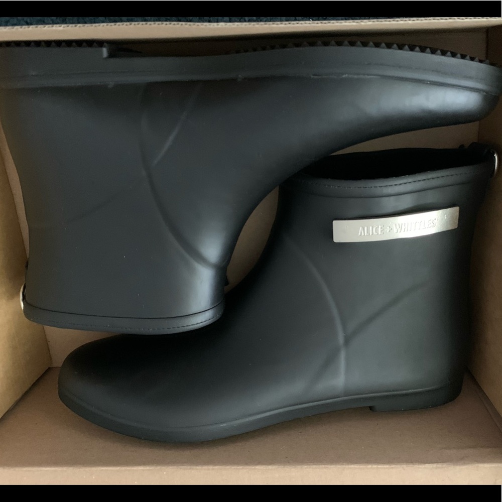 Alice + Whittles Classic Ankle Rain Boot BNWT